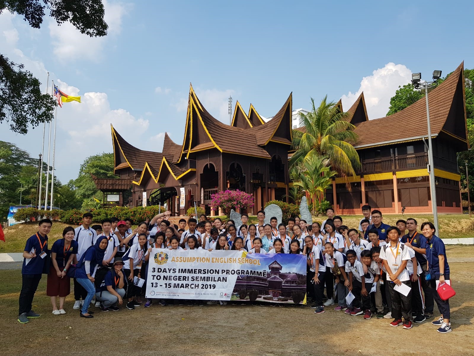 Secondary 2NA students went to Negeri Sembilan and visited Seremban culture Complex. At there, the students get to see the unique structure of the houses and  experience eating in the Minang’s house.