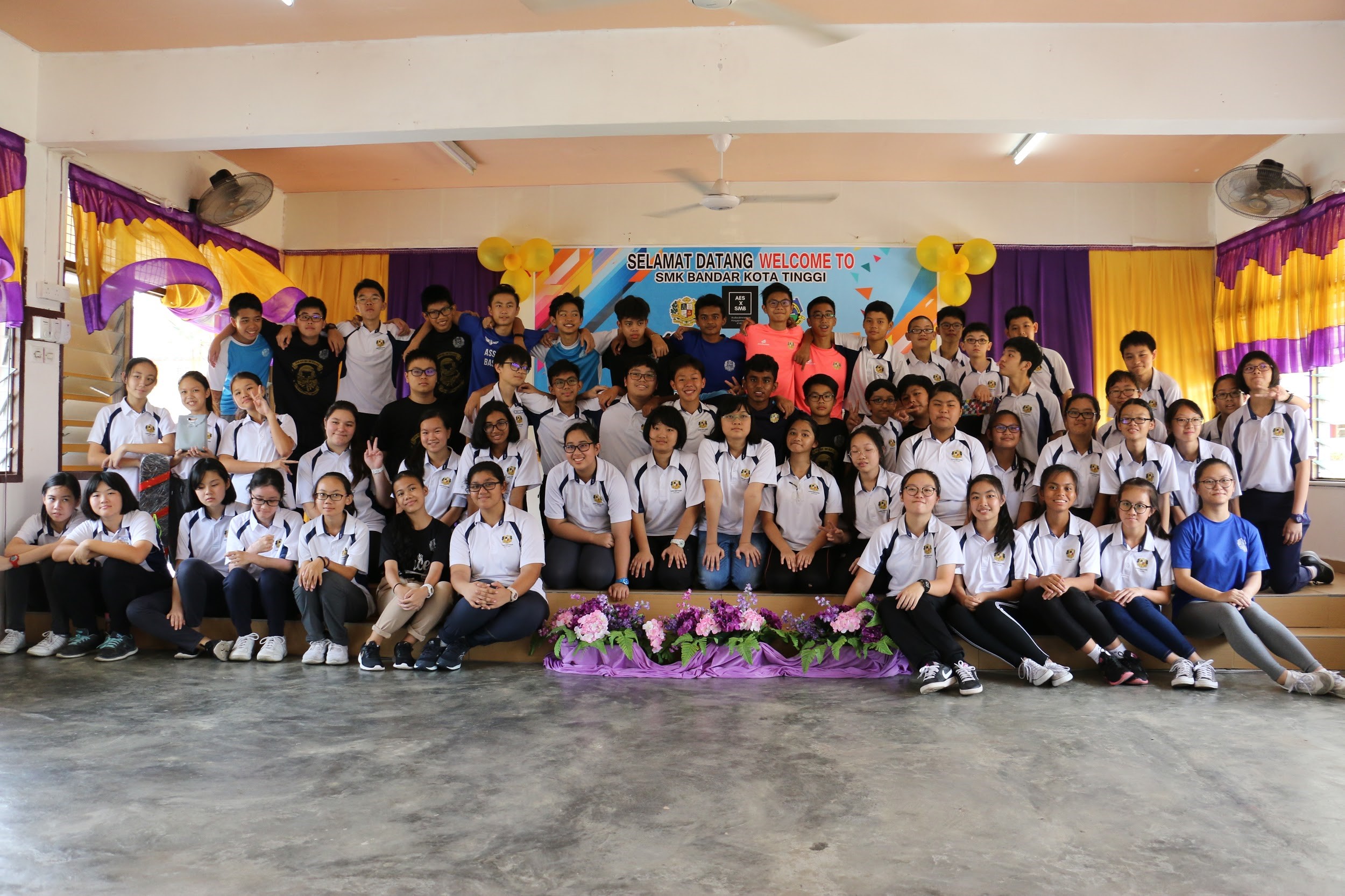 Secondary 2E students were welcomed warmly by the local school during their visit to Kota Tinggi. Students also learnt to cook Rempeyek, a local Malay cracker, played the kompang as well as basket weaving at Kampung Teminin.